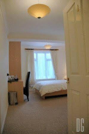 White Gates Hotel 빈필드 외부 사진